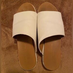 Chunky, comfy slides. Great condition, only worn a few times this season.
